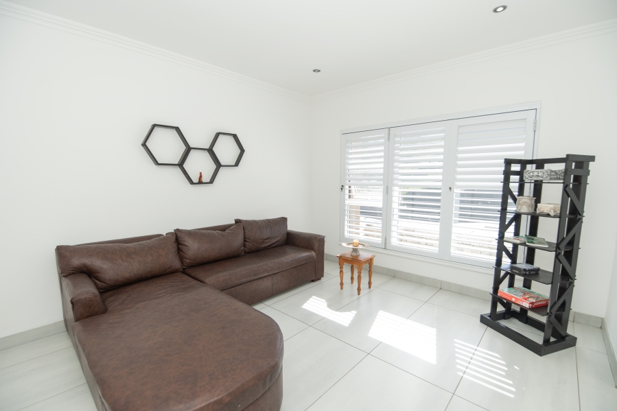 6 Bedroom Property for Sale in Beachview Eastern Cape